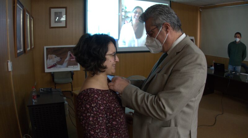La Dra. Irene Valverde Domínguez recibe la insignia de plata de Sertox-Mur